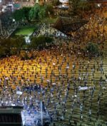 Demonstrasi sambil physical distancing terjadi di Tel Aviv
