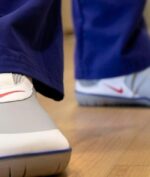 Nike Donasikan Sepatu 'Berdesain Khusus' Bagi Para Tenaga Medis