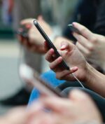 Gunakan 'Gadget' Di Transportasi Umum Justru Tingkatkan Resiko Penyebaran Covid-19