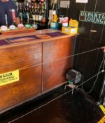 Lupa Physical Distancing, Bar Ini "Setrum" Para Pengunjungnya Pakai Pagar Listrik!