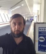 Pandemi Covid-19 Bikin Pria Ini Nginep Di Bandara Selama 4 Bulan, Mirip Film "The Terminal"!