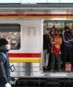 Penumpang KRL Harus Kenakan Baju Lengan Panjang Mulai Minggu Depan (foto: ANTARA FOTO/M Risyal Hidayat)