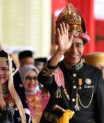 Source: mpingi Ibu Negara Iriana Joko Widodo (kiri) menyapa tamu saat Upacara Peringatan Hari Ulang Tahun Ke-73 Kemerdekaan Republik Indonesia di Istana Merdeka, Jakarta, Jumat (17/8/2018). Peringatan HUT RI tahun ini mengangkat tema Kerja Kita Prestasi Bangsa, ditandai dengan upacara penaikan dan penurunan bendera merah putih serta penampilan sejumlah pertunjukan seni dan budaya dari penjuru Indonesia. Artikel ini telah tayang di Kompas.com dengan judul "Ini Pesan Jokowi di HUT Ke-73 Republik Indonesia", https://nasional.kompas.com/read/2018/08/17/14255161/ini-pesan-jokowi-di-hut-ke-73-republik-indonesia. Penulis : Fabian Januarius Kuwado Editor : Sakina Rakhma Diah Setiawan)