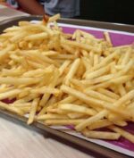 Tuang Kentang Goreng ke Nampan Dilarang, Ini Alasannya!