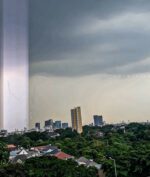 Cahaya Lurus di Langit Jakarta Selatan Viral, Betulan atau Hoaks? (Via Instagram @wibisono.ari)