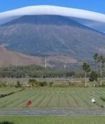 Fenomena "Gunung Bertopi Awan" Muncul di Gunung Lawu, Apa Penyebabnya? (Sumber: Facebook/erminsembahulun)