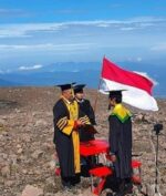 Rekor Muri! Kampus Ini Gelar Wisuda di Puncak Gunung