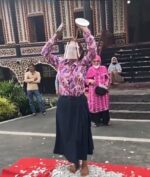 Susi Pudjiastuti Nari Piring Di Atas Pecahan Beling! Kok Bisa?
