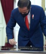 Jokowi Teken UU Ciptaker 1.187 Halaman