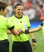 Stephanie Frappart, Wasit Wanita Pertama yang Akan Pimpin Laga UEFA Champions LeaguePria!