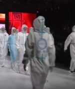 Baju Hazmat Dipamerkan di Catwalk China-Dandong Fashion Week, Ini Bedanya dengan APD Biasa
