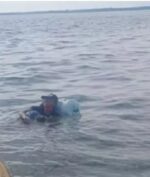 Berenang Pakai Galon, Jadi Cara Pria Ini Mudik Dari Balikpapan ke Malang