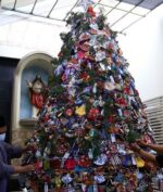 Jelang Natal, Warga NU Surabaya Ikut Rangkai Pohon Natal untuk Gereja (Foto: SINDONews/Ali Masduki)