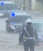 Banjir Kalsel, Mobil Rombongan Jokowi Terobos Genangan Air yang Tinggi!