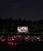 Drive-In Senja, Nonton Aman Bareng Temen Dalam Mobil!