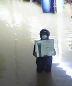 Nekat Terobos Banjir Demi PS5, Seorang Pria Mendadak Viral! Apa Alasannya?