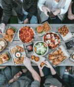 Acara Makan Bersama Beresiko Penularan Covid-19 yang Tinggi, Ungkap WHO