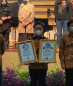 Pianis Muda Indonesia Pecahkan Rekor Usai Bermain 150 Lagu Nonstop Dengan Mata Tertutup!