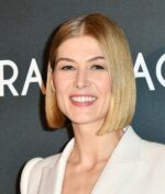 Rosamund Pike Kubur Piala di Halaman, Kenapa?