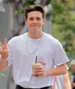 3 Style Lessons dari Brooklyn Beckham yang Bisa Lo Curi