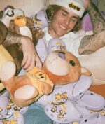 Justin Bieber Rilis Koleksi Crocs Terbaru, Trend Lagi?