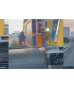 Kayak Gak Ada Dosa, Perempuan Ini Naik Motor Masuk Tol, Ikut Tap Kartu Elektronik!