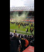 Suporter Manchester United Serbu Old Trafford, Partai Kontra Liverpool Ditunda!