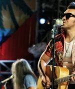 Bergaya Ala David Bayu, Vokalis Band Naif!