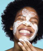 Reapply Sunscreen Penting Banget, Begini Tipsnya Saat Pakai Makeup!