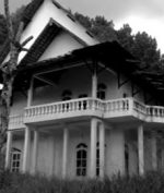 Villa Horor Cisarua, Suara Geraman dan Penampakan Wanita Berambut Panjang