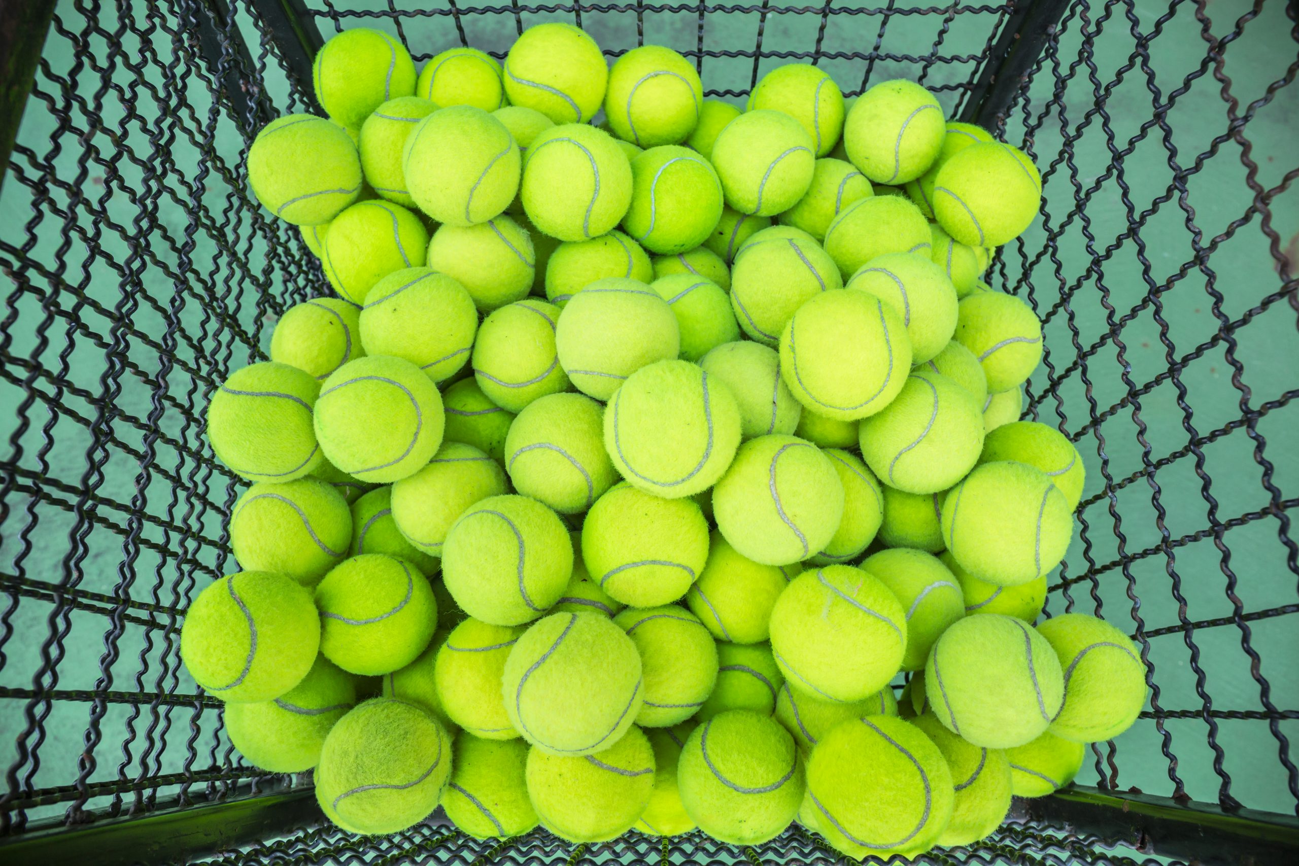 Evolusi Bola Tenis Kenapa Warnanya Kuning Fluoresens (Bukan Hijau) Ternyata Dulunya Justru Hitam-Putih