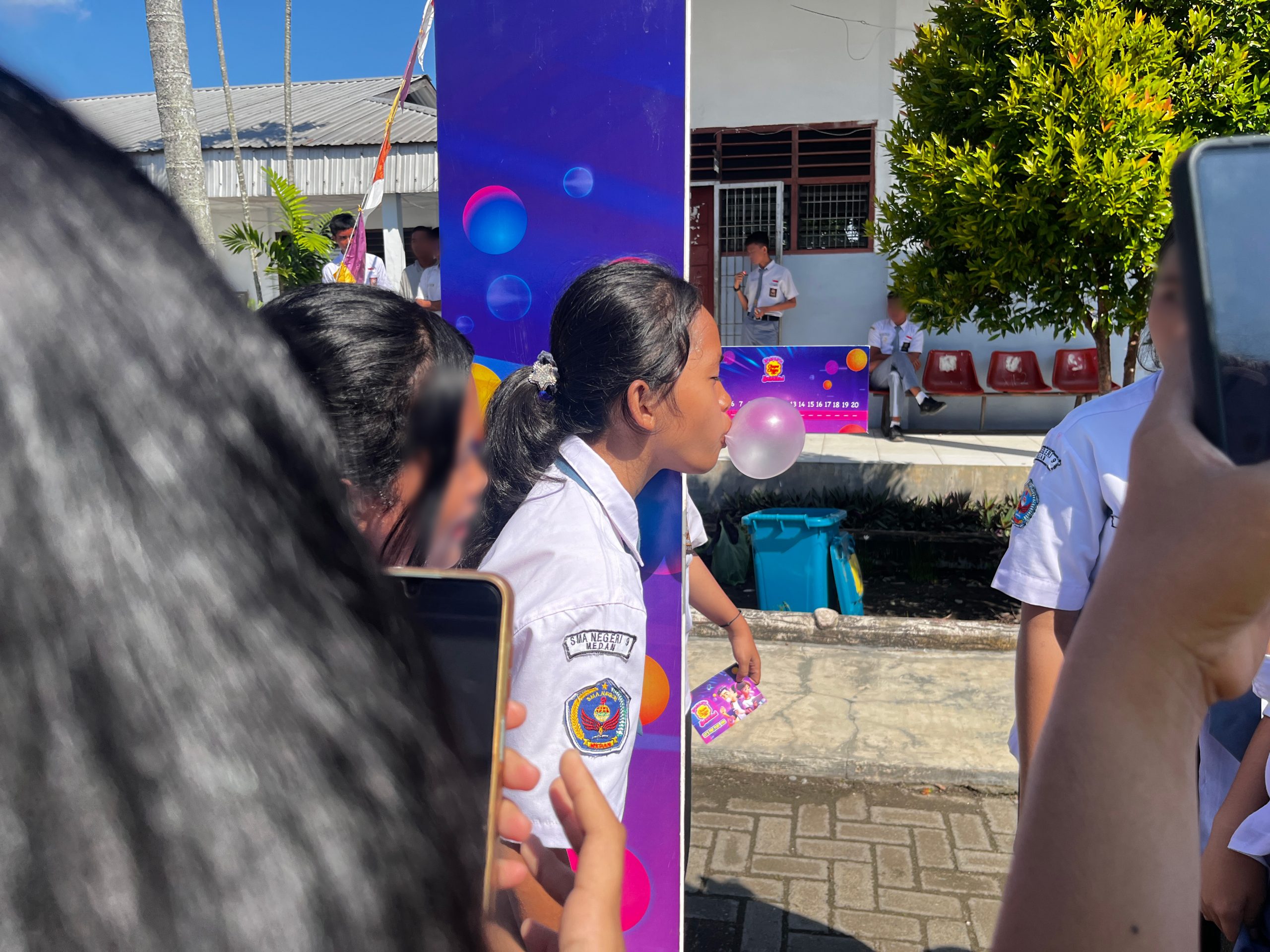 3.500 Lebih Murid SMP-SMA di Jakarta-Medan Ikuti Lomba Unik Tiup Permen Karet Sampai Jadi 10 Cm